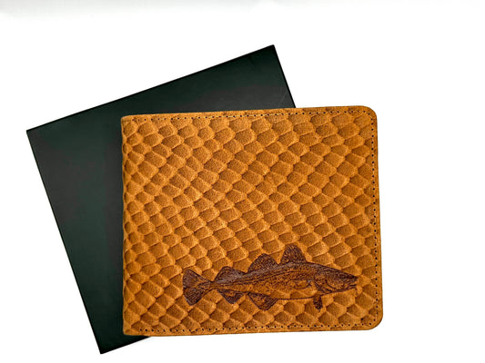 Streng limitiert und exklusiv im www.DAFV.shop: Das Portemonnaie DORSCH zum Fisch des Jahres 2024. Nur 100 Exemplare sind erhältlich.