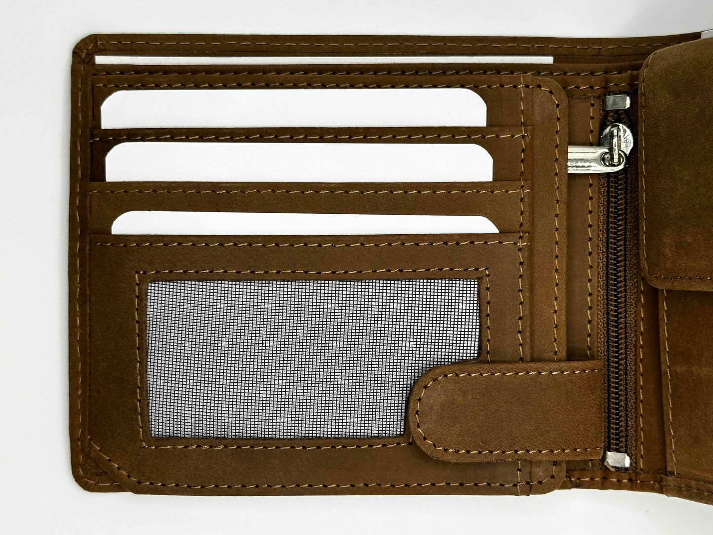 Genügend Platz für Karten und Scheine.