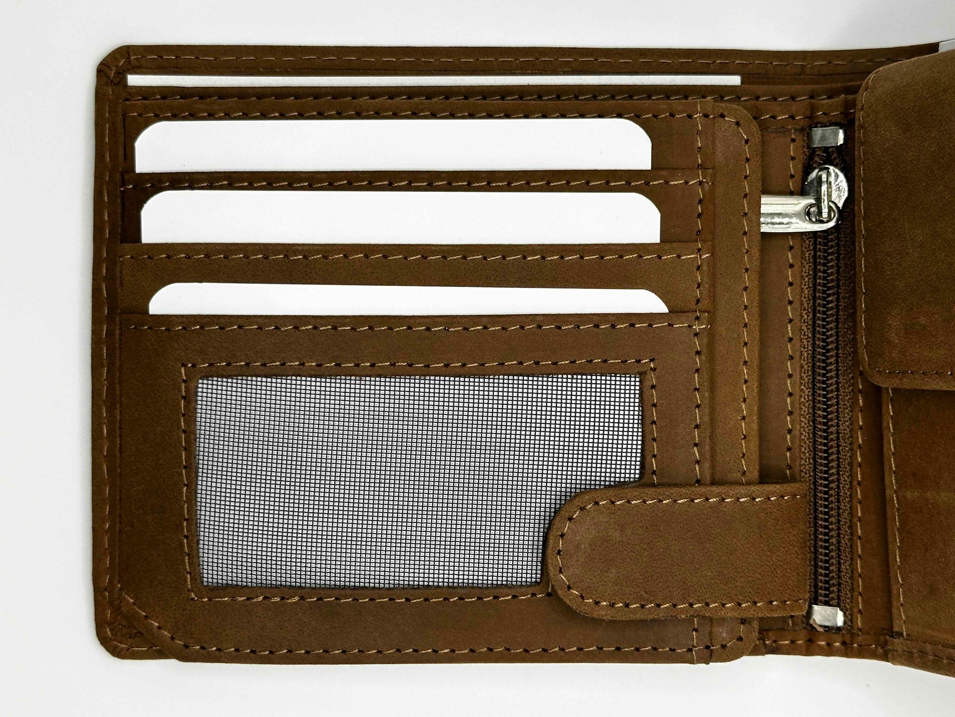 Genügend Platz für Karten und Scheine.