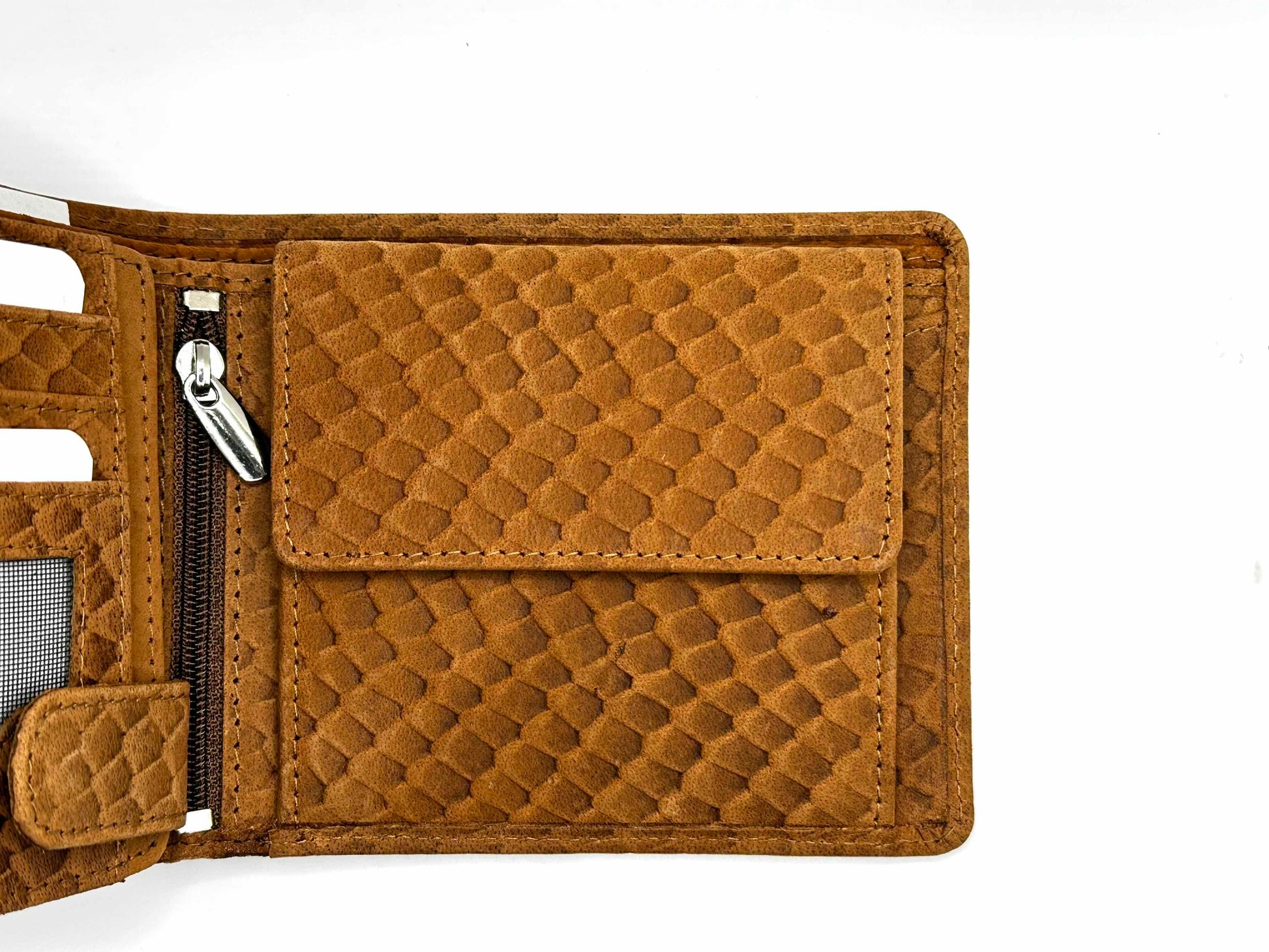 Das Innenleben des Portemonnaies mit Dorsch Fisch des Jahres 2024. Robustes Rindsleder mit Schuppenprägung macht dieses Portemonnaie zu einem Hingucker.