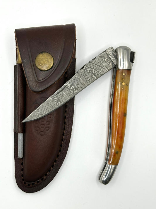 Edles Damast-Taschenmesser mit Griff aus Horn mit Lederscheide und Schärfer