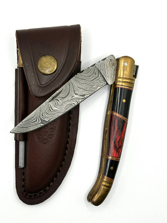 Edles Damast-Taschenmesser mit Griff aus Horn und Pekkaholz mit Lederscheide und Schärfer