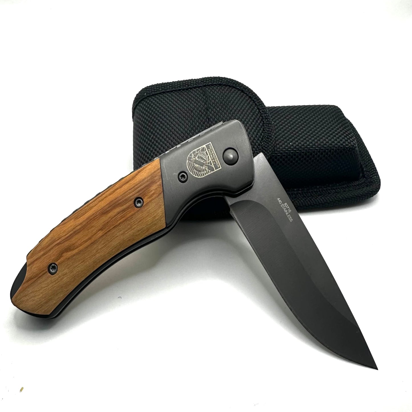 Hierbei handelt es sich um ein Klappmesser mit einer dunklen Klinge und einem Holzgriff welches individuell für eine Verein angefertigt wurde