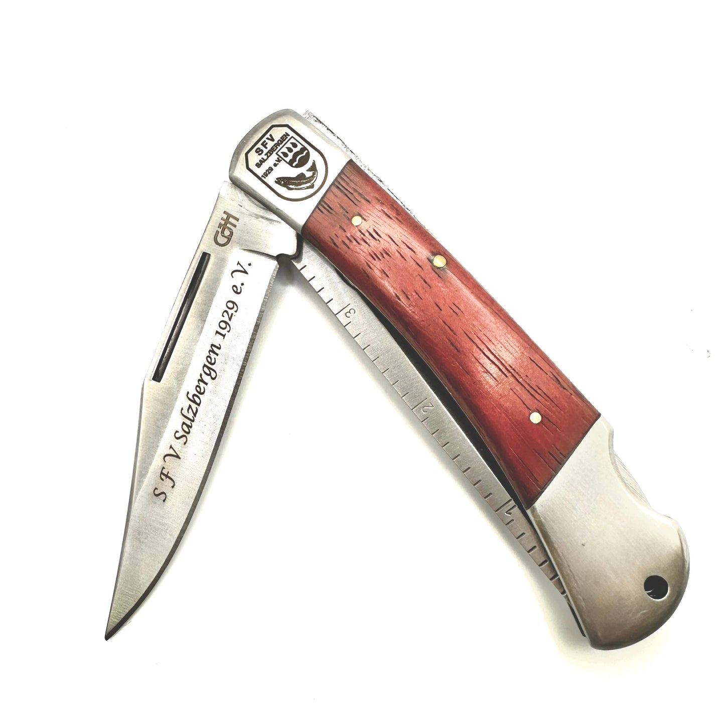 Hierbei handelt es sich um ein individuell angefertigtes Taschenmesser mit einer silberfarbenen Klinge, einem Fischschuppen und einem Holzgriff