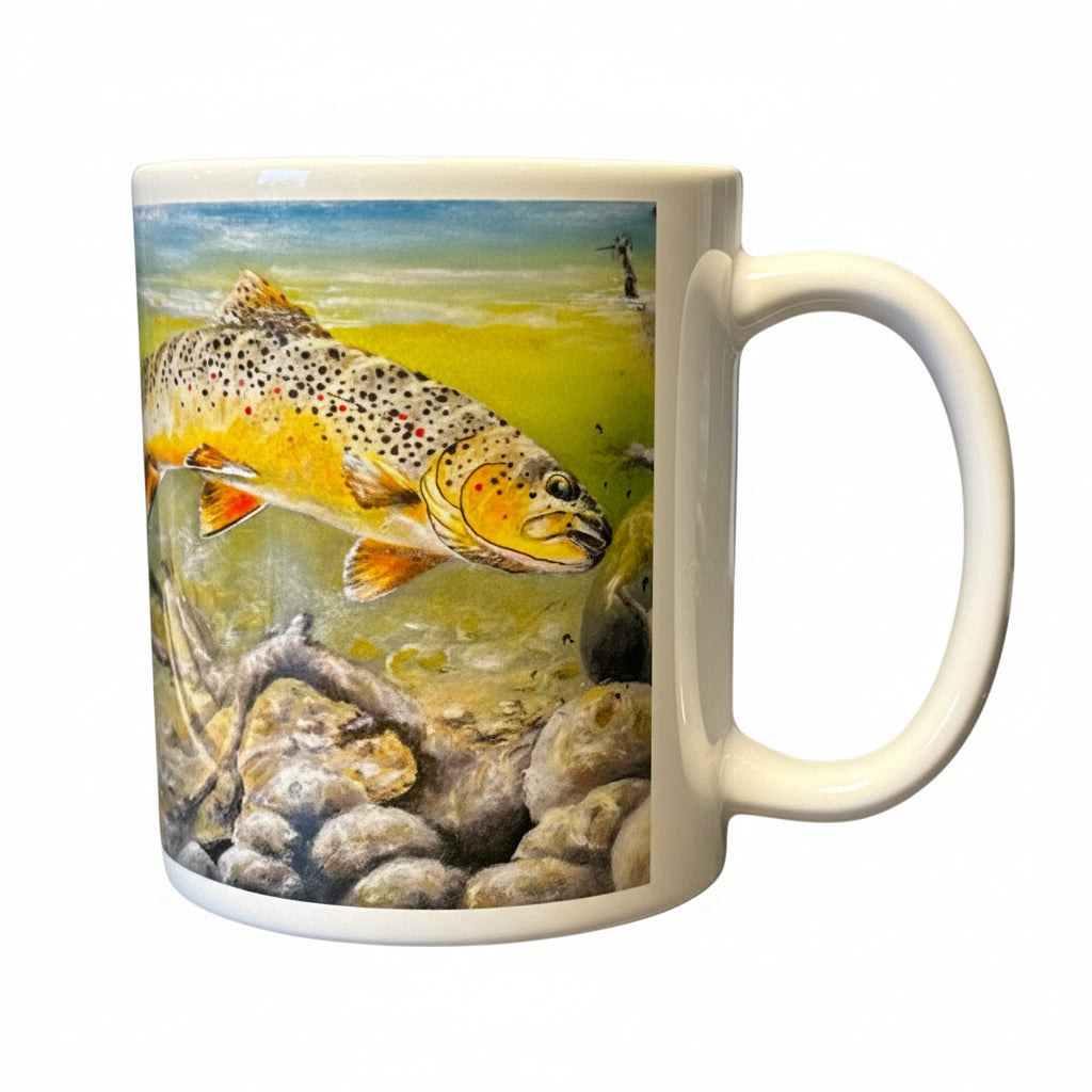 Kaffeebecher aus Keramik mit Forellen als Motiv, die am Wassergrund schwimmen