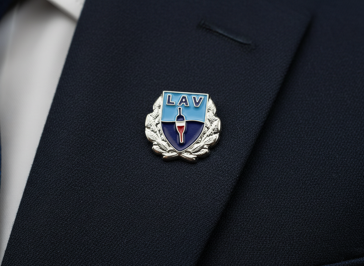 So ähnlich könnte Deine Anstecknadel für den Angelverein aussehen. Das hier ist die neue Anstecknadel des LAV Schleswig-Holstein.