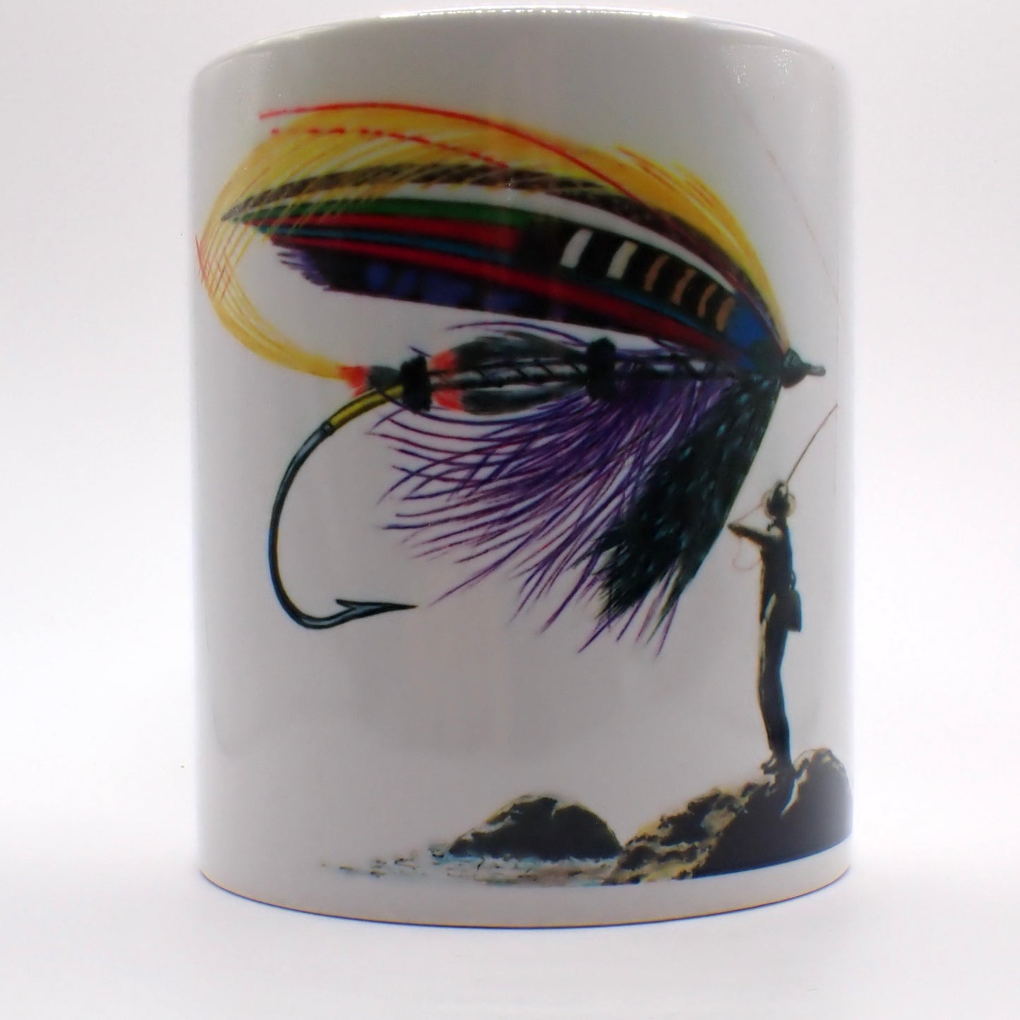 Kaffeebecher mit einer klassischen Lachsfliege für Fliegenfischer und einem Fliegenfischer als Silouette