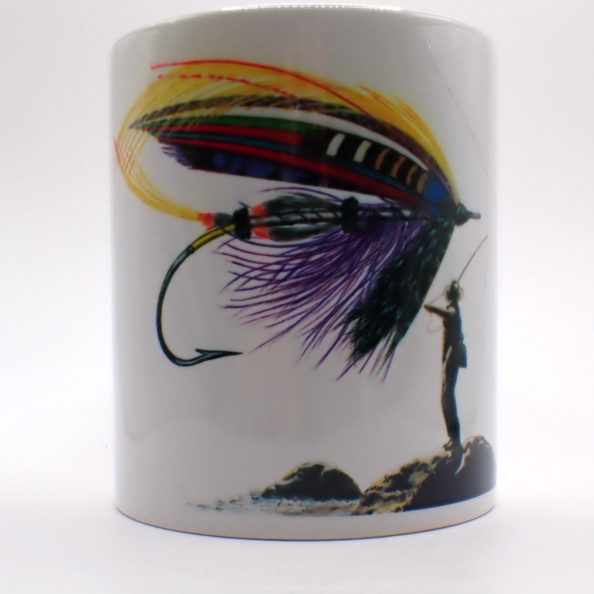 Kaffeebecher mit einer klassischen Lachsfliege für Fliegenfischer und einem Fliegenfischer als Silouette
