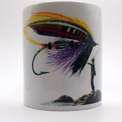 Kaffeebecher mit einer klassischen Lachsfliege für Fliegenfischer und einem Fliegenfischer als Silouette