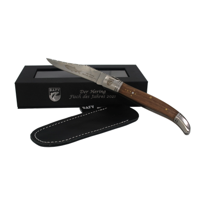 Das Sammlermesser Hering Fisch des Jahres 2021 wird mit einer edlen Box und einer Scheide geliefert.