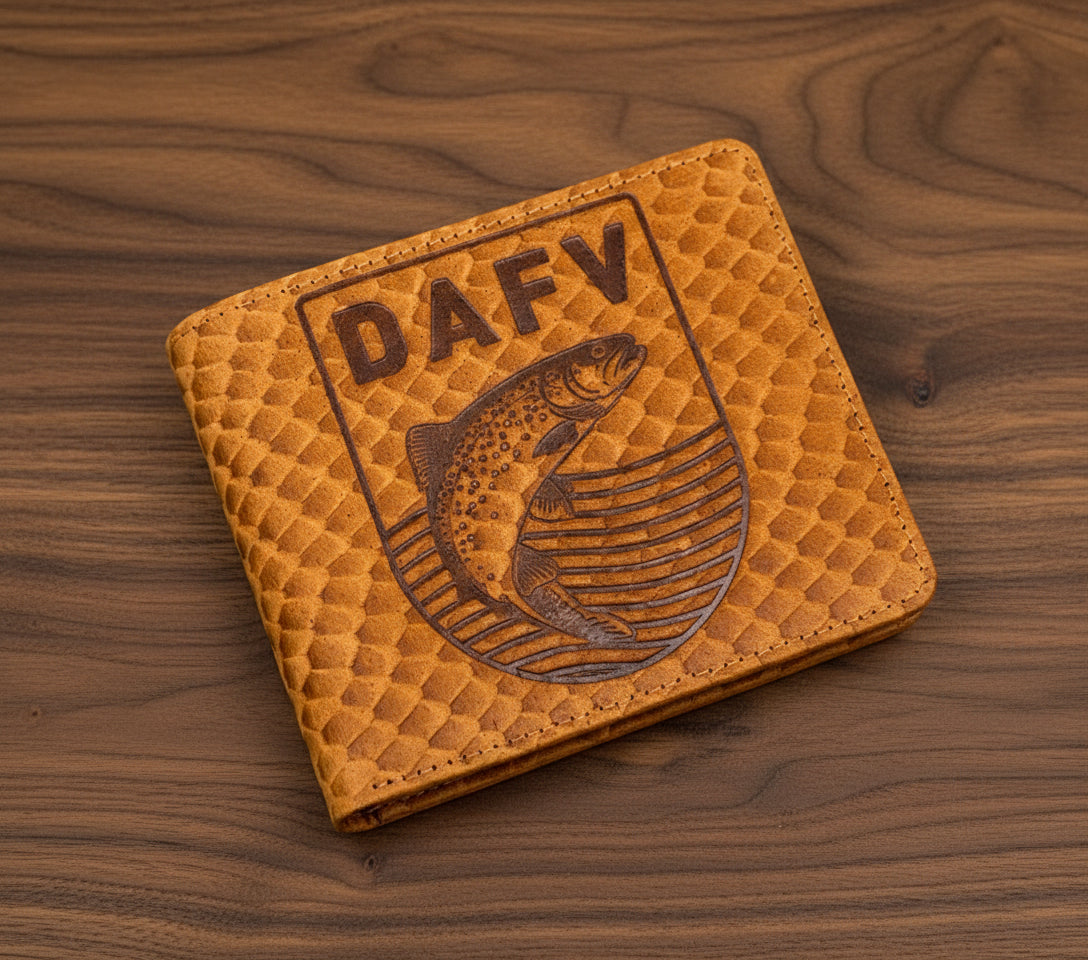 Portemonnaie mit DAFV-Wappen und Schuppenprägung. Die Geldbörse besteht aus hochwertigem Rindsleder.