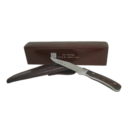 Das Messer zum Fisch des Jahres 2022 wird mit einer Scheide in einer Geschenkbox geliefert.