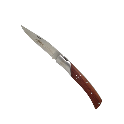 Der Flussbarsch ist auf der Klinge dieses Messers verewigt. Es ist Fisch des Jahres 2023.