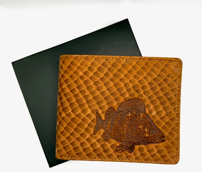 Das Portemonnaie aus Rindleder mit Schuppenprägung und Barsch. Dieser Fisch war Fisch des Jahres 2023.