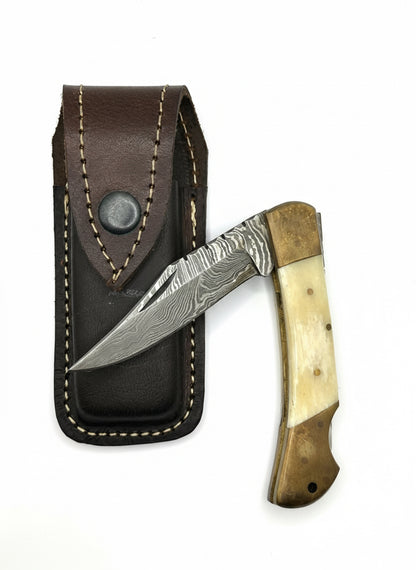 Dieses Damast Taschenmesser sieht aus, als wäre es seit langer Zeit im Gebrauch.