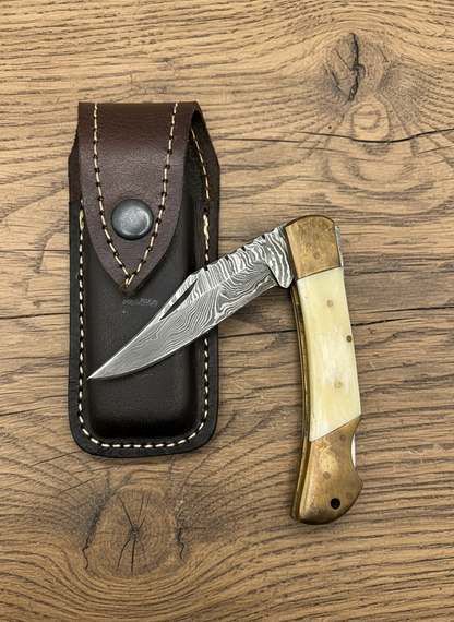 Dieses Damast-Taschenmesser wirkt, als sei es sehr  alt.