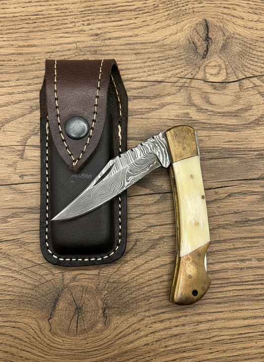 Dieses Damast-Taschenmesser wirkt, als sei es sehr  alt.