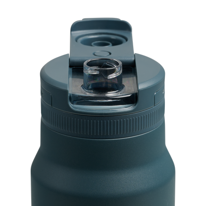 Geöffneter Trinkverschluss der Dometic Chug Bottle Ocean mit Schraubdeckel und Trinköffnung