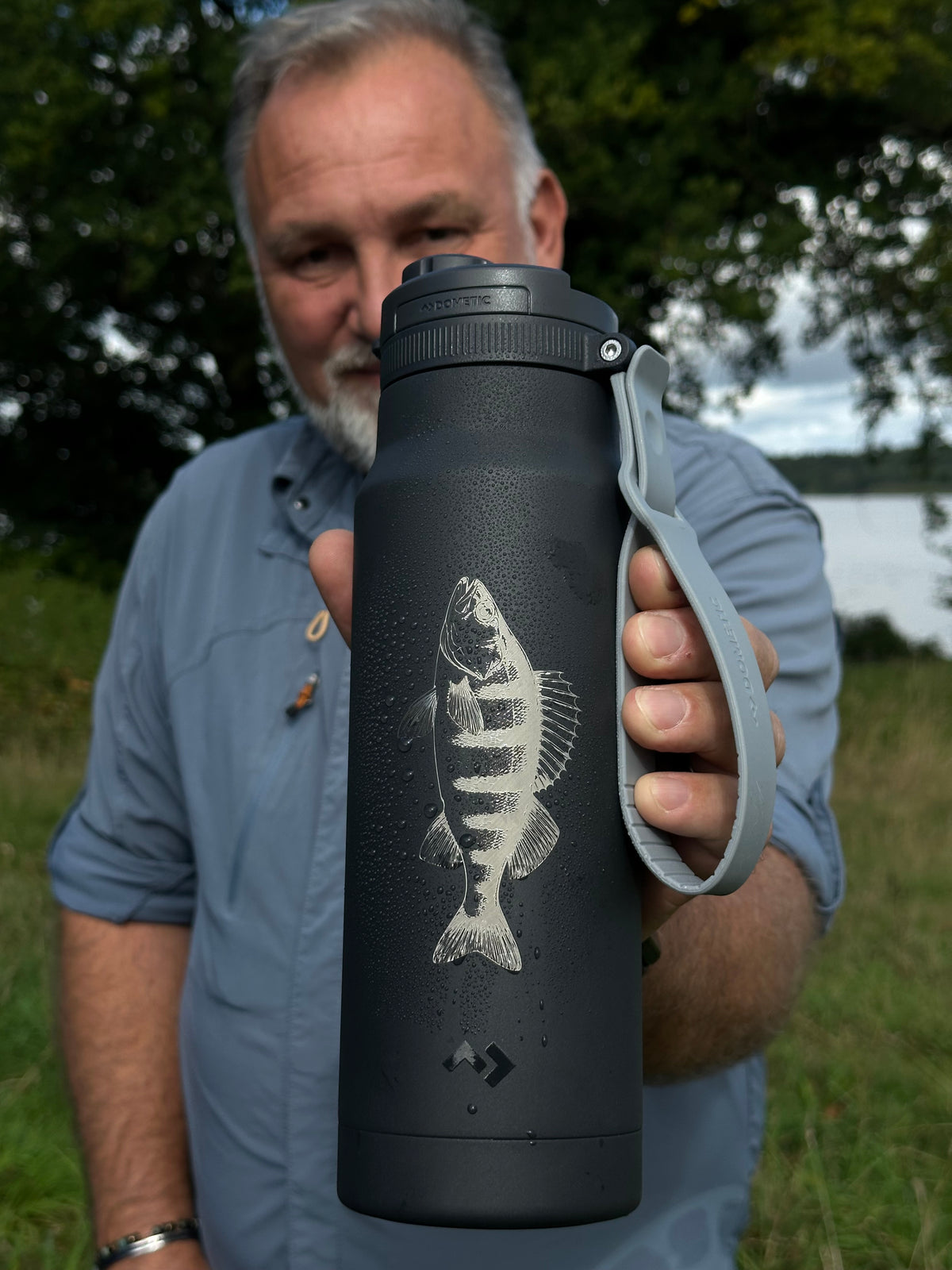 Dometic Chug Bottle Thermoskanne (dunkelgrau) – 1 l mit Fischmotiv | Exklusiv im DAFV.Shop