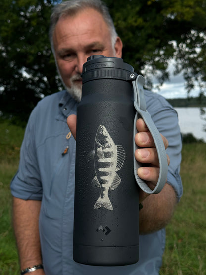 Dometic Chug Bottle Thermoskanne (dunkelgrau) – 1 l mit Fischmotiv | Exklusiv im DAFV.Shop