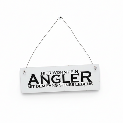Schild "Hier wohnt ein Angler mit dem Fang seines Lebens" (Kunststoff)