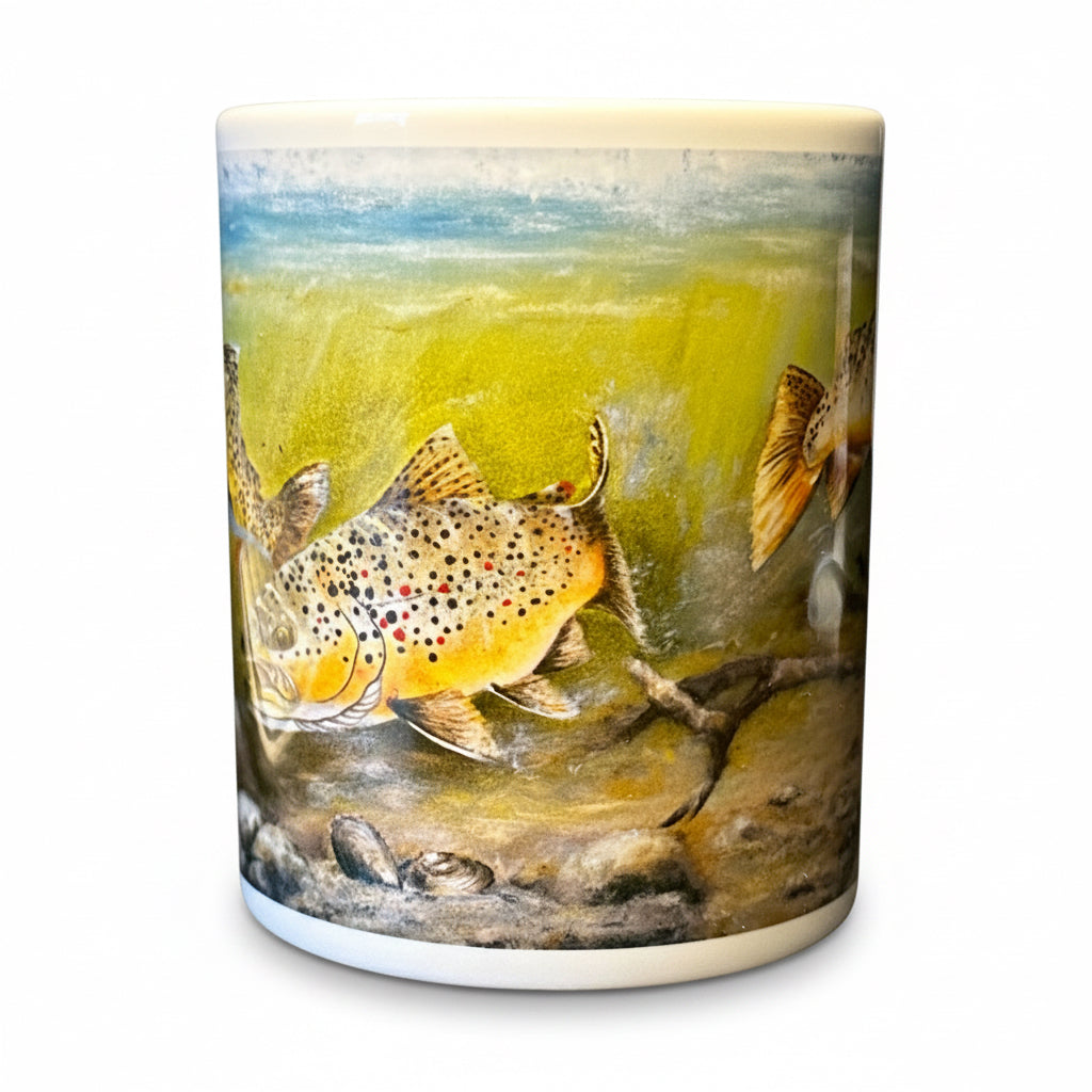 ein weißer Kaffee- oder Teebecher mit einem Kunstmotiv von Thomas Kubitz. Auf dem Becher sind Bachforellen zu sehen, die auf einem Meeresgrund schwimmen