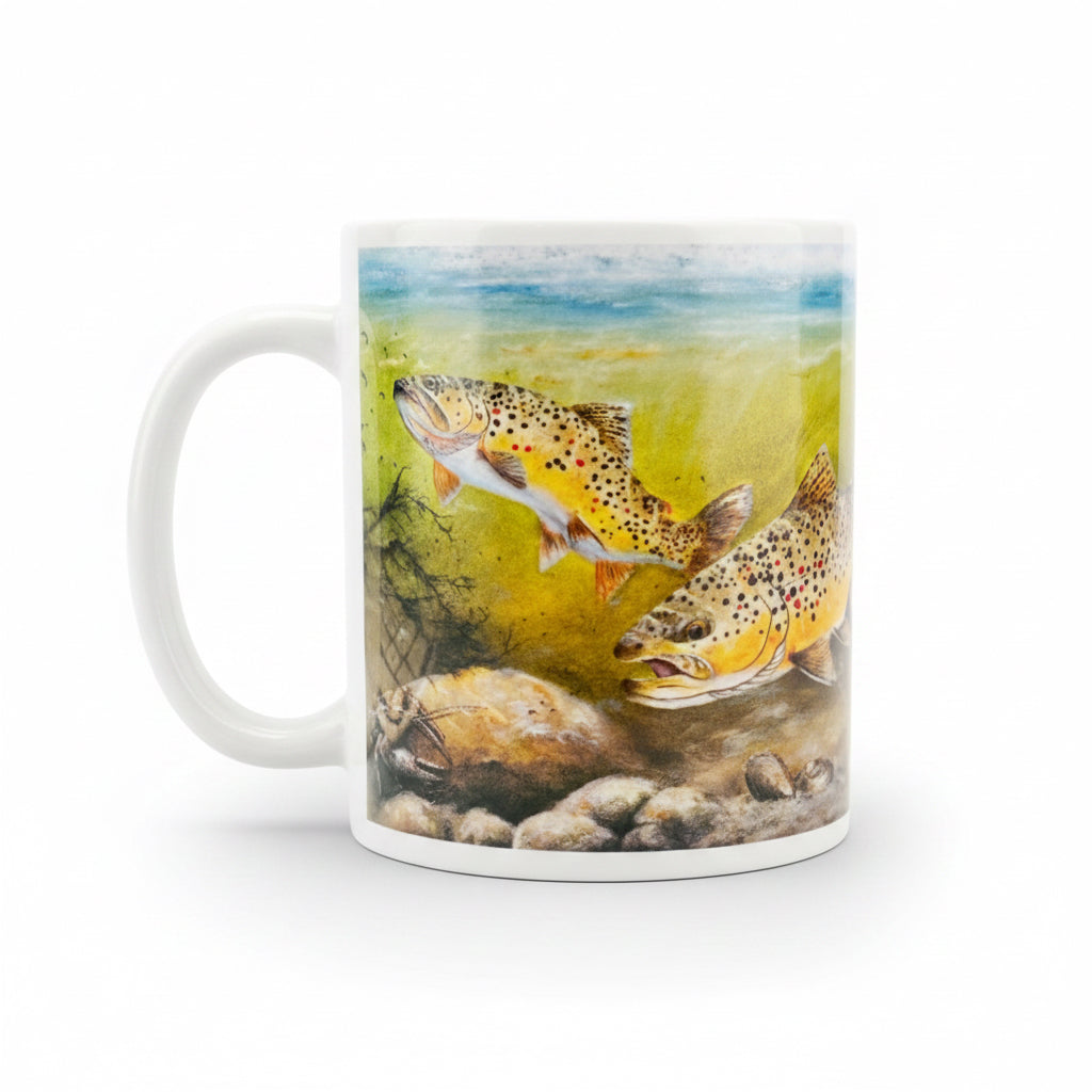 Auf dem Keramik Kaffeebecher mit dem Motiv von Thomas Kubitz schwimmen Bachforellen am Meeresgrund