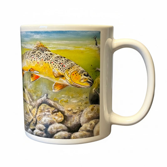 Kaffeebecher aus Keramik mit Forellen als Motiv, die am Wassergrund schwimmen