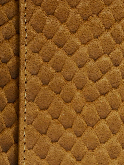 Lederstruktur und Nähte – das Portemonnaie mit dem Dorsch, Fisch des Jahres 2024, ist sehr gut verarbeitet.