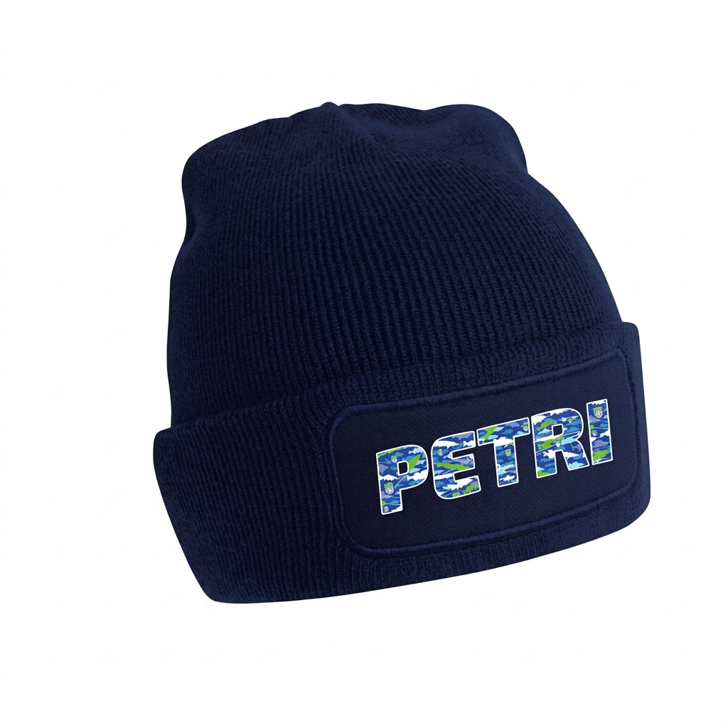 dunkelblaue gerippte Mütze mit einem Patch auf der Stirn auf dem ein PETRI Aufdruck mit den DAFV Logos und Fischen zu sehen ist