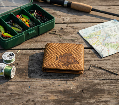 Das Portemonnaie (Geldbörse) BARSCH. Dieser Fisch war Fisch des Jahres 2023. Der Geldbeutel ist streng limitiert und nur im DAFV.shop erhältlich.