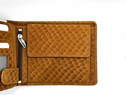 Das Innenleben des Portemonnaies mit Dorsch Fisch des Jahres 2024. Robustes Rindsleder mit Schuppenprägung macht dieses Portemonnaie zu einem Hingucker.