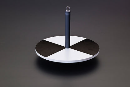 Mit der Secchi-Scheibe lässt sich die Klarheit des Wassers exakt definieren. Ein wichtiger Indikator für die Gewässergüte.