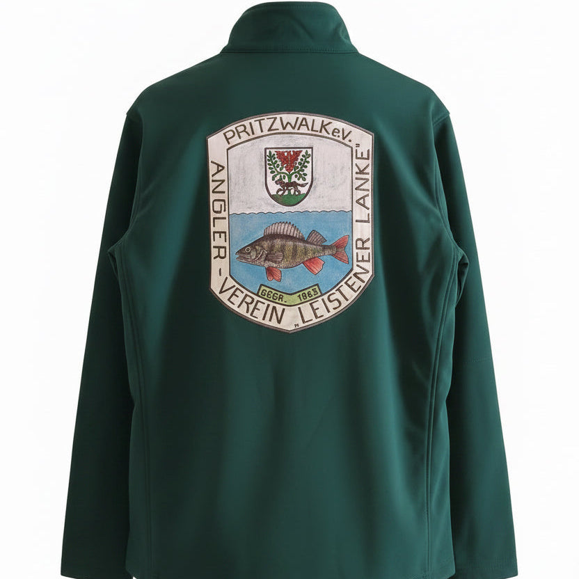 Grüne Herren Softshelljacke von hinten mit Verbandslogo des Angelvereins Pritzwalk e.V. abgebildet