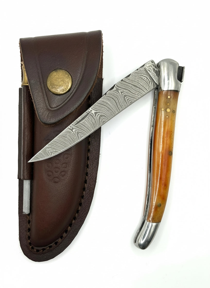 Ein echter Klassiker ist dieses schöne Damast-Taschenmesser.