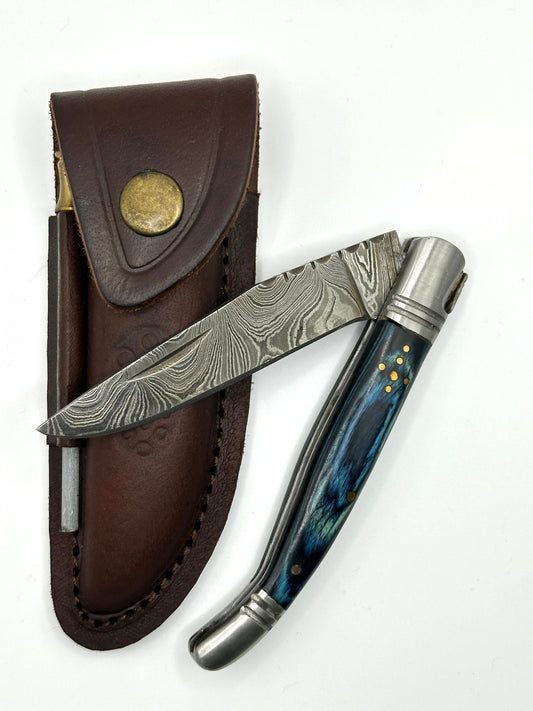 Damast-Taschenmesser mit Griff aus blauem Holz, Lederscheide und Schärfer