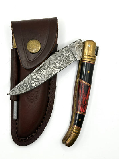 Edles Damast-Taschenmesser mit Griff aus Horn und Pekkaholz mit Lederscheide und Schärfer