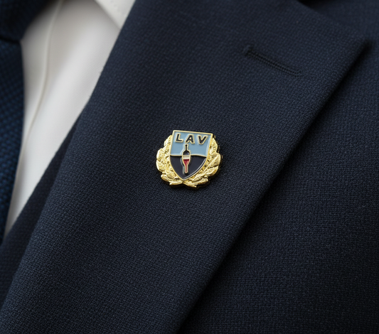 Die goldene Anstecknadel des LAV Schleswig-Holstein.