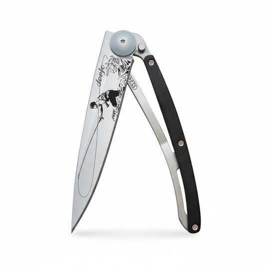 Das Taschenmesser mit dem Fliegenfischer auf der Klinge von DEEJO ist ein wahrer Hingucker.
