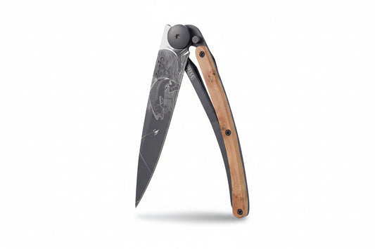 Ein wirklich ausgefallenes Messer ist dieses Modell von DEEJO mit der schwarzen Klinge und der Forelle als Gravur.