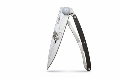 Dieses ultraleichte Taschenmesser mit der klassischen Fliege auf der Klinge ist ein wunderbares Geschenk für einen Fliegenfischer.